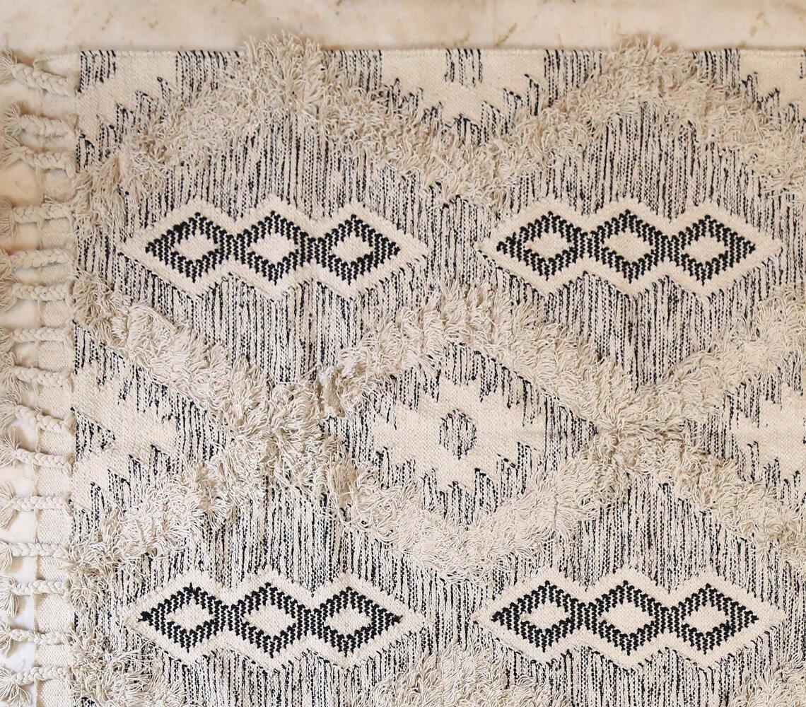 Fringed Diamond Pattern Rug with Braid Tassels – GAAIA